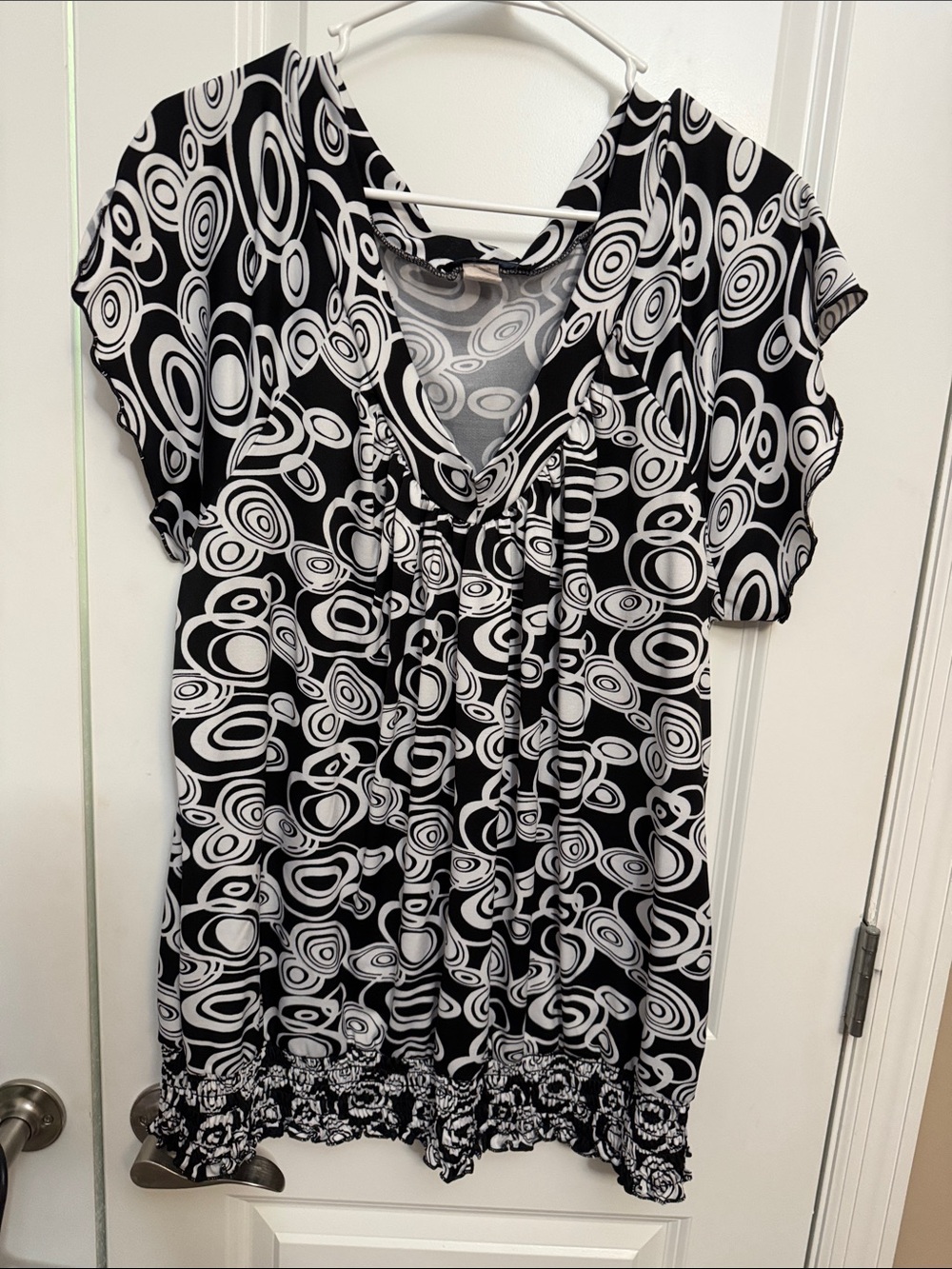 American City Wear Black and White Geometric Cap-Sleeve Blouse